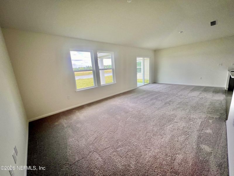 Spacious, unfurnished interior of a new home in Hawkes Meadow, Jacksonville (Image 11).