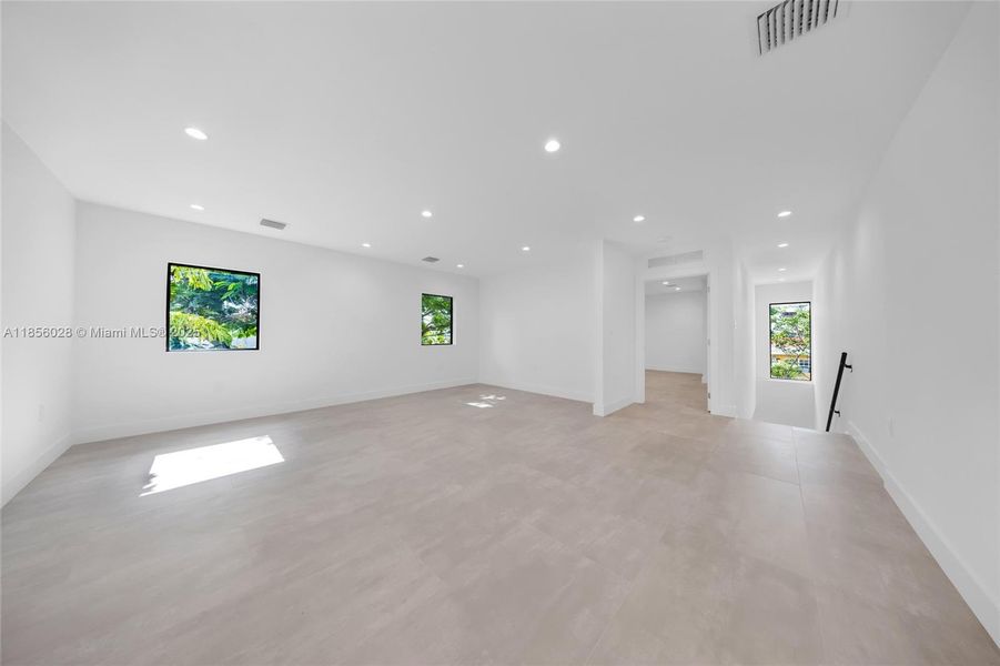 Spacious, unfurnished interior of a new home in , Miami (Image 28).