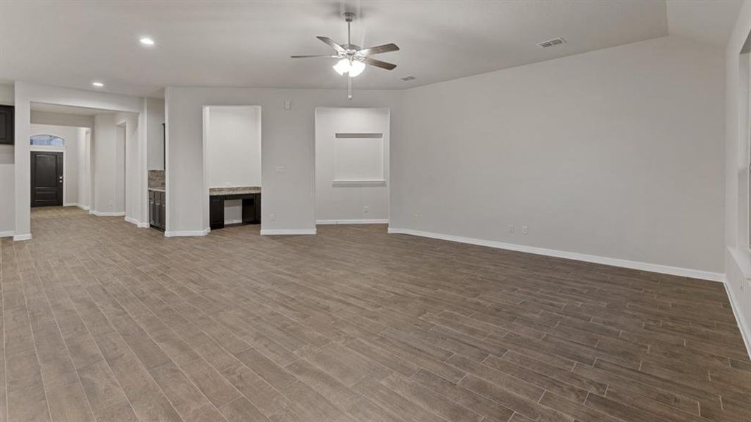Spacious, unfurnished interior of a new home in Lakeview Pointe, Grand Prairie (Image 22).