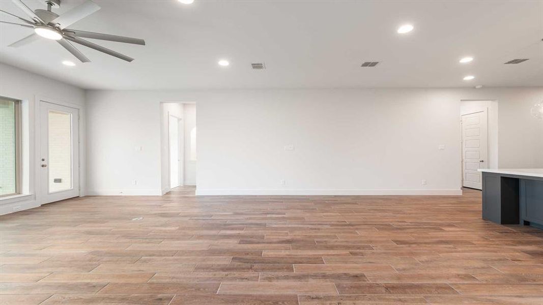 Spacious, unfurnished interior of a new home in Myrtle Creek 60', Waxahachie (Image 13). Spacious, unfurnished interior of a new home in Myrtle Creek 60', Waxahachie (Image 13).