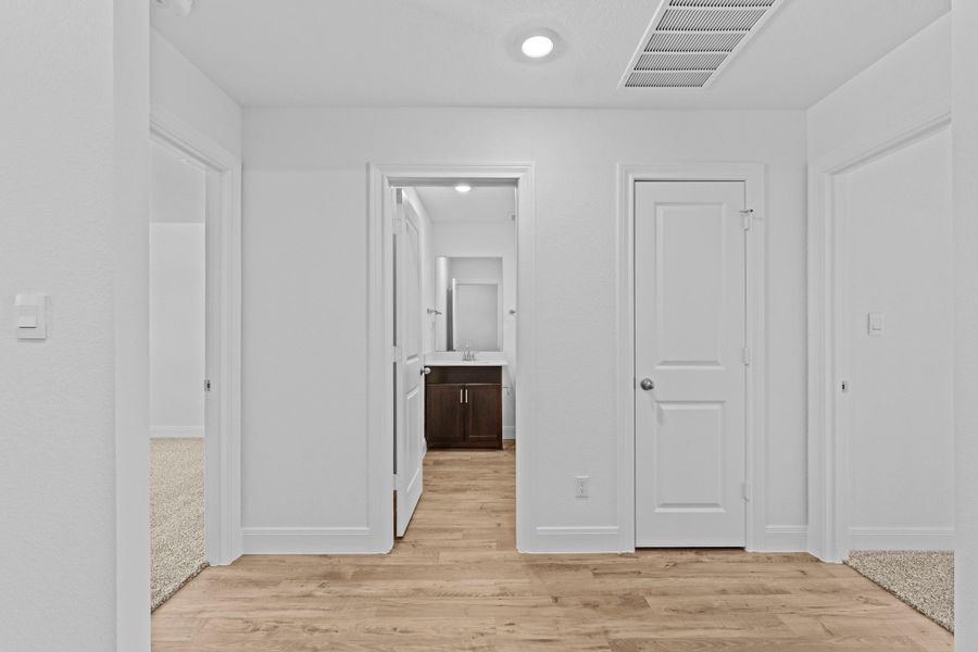 Spacious, unfurnished interior of a new home in Railhead, Cedar Creek (Image 16).