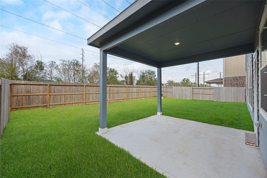 Exterior details and patio area of a home in Kendall Lakes, Alvin (Image 3).