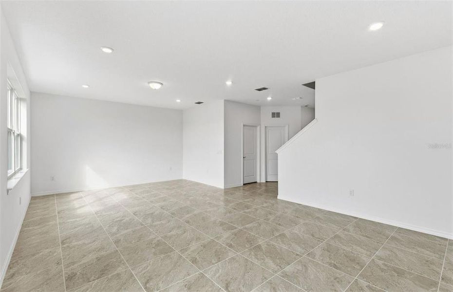 Spacious, unfurnished interior of a new home in Silverlake, Lake Alfred (Image 11).