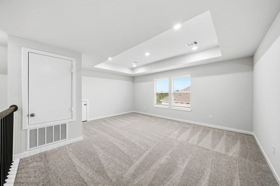 Spacious, unfurnished interior of a new home in Country Creek, Mont Belvieu (Image 17).