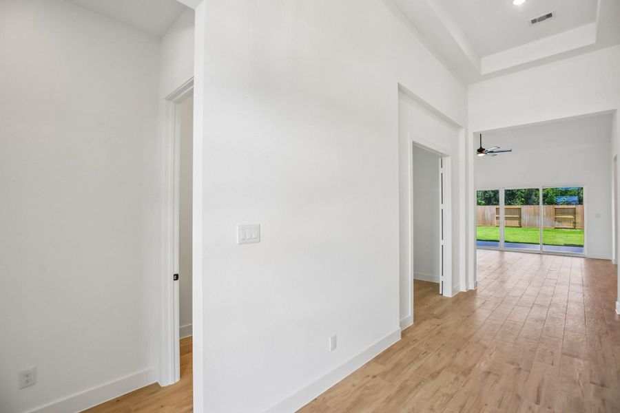 Spacious, unfurnished interior of a new home in , Mont Belvieu (Image 16).