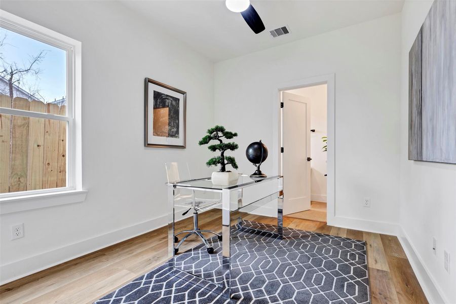 Versatile room on the first floor, ideal for use as a bedroom, office, or study – offering flexibility to suit your needs. Versatile room on the first floor, ideal for use as a bedroom, office, or study – offering flexibility to suit your needs.