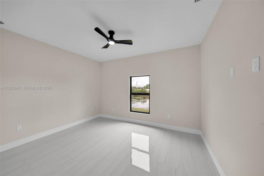 Spacious, unfurnished interior of a new home in , Cape Coral (Image 35).