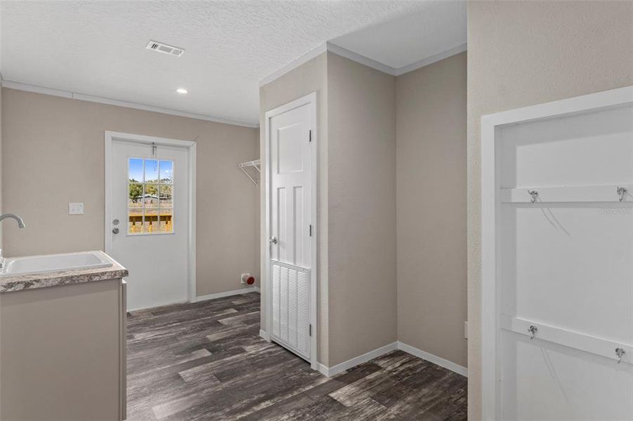 Spacious, unfurnished interior of a new home in , Dade City (Image 34).