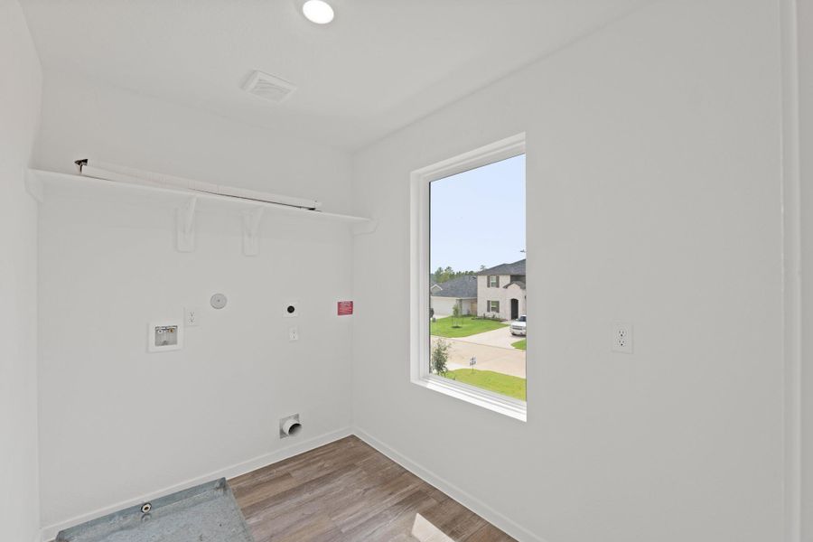 Spacious, unfurnished interior of a new home in Lexington Heights, Willis (Image 8).