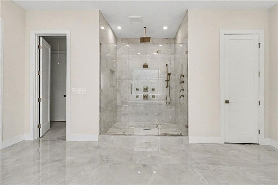 Spacious, unfurnished interior of a new home in , Alpharetta (Image 56).