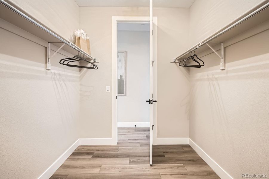 OWNER'S WALK-IN CLOSET