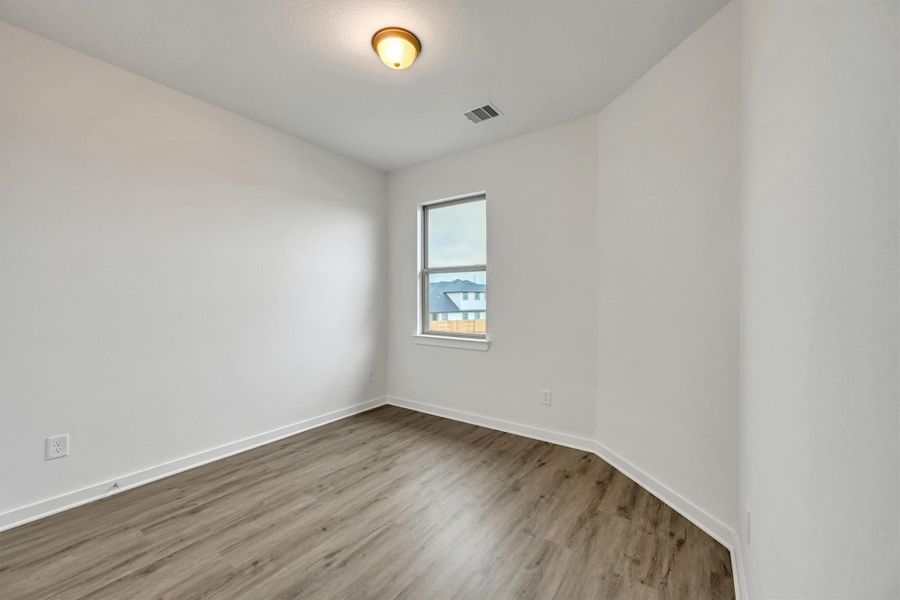 Spacious, unfurnished interior of a new home in La Segarra 40', Brookshire (Image 24).