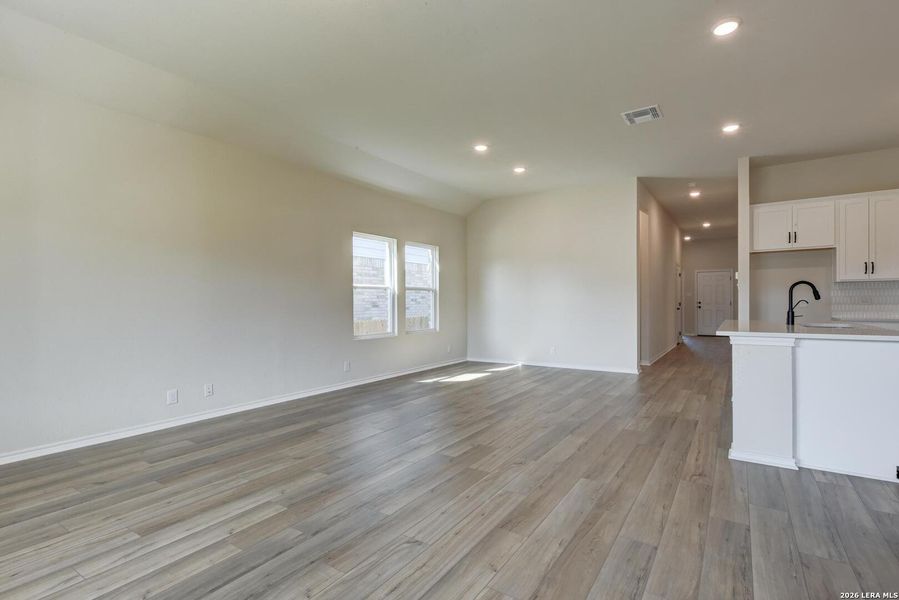 Spacious, unfurnished interior of a new home in Arcadia Ridge, San Antonio (Image 21).