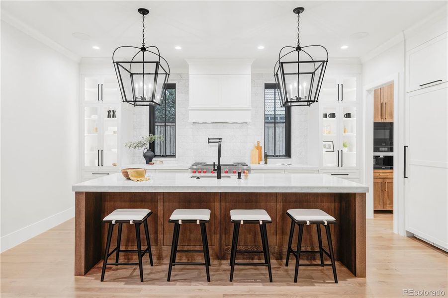 Kitchen - Large Kitchen Island - Seats 4