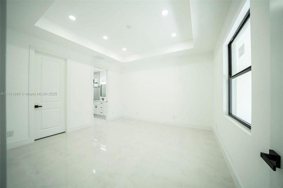 Spacious, unfurnished interior of a new home in , Lehigh Acres (Image 16).