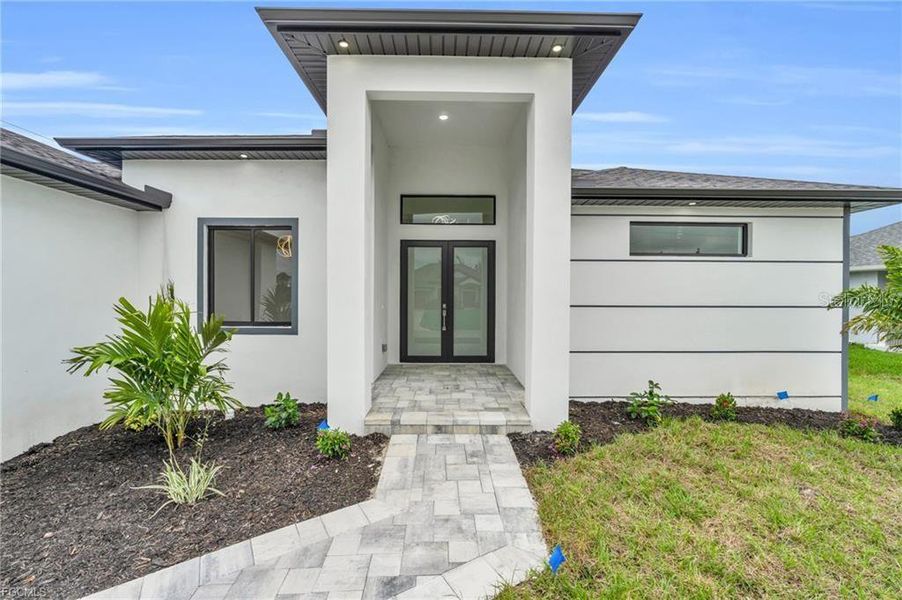 Exterior details and patio area of a home in , Port Charlotte (Image 17).