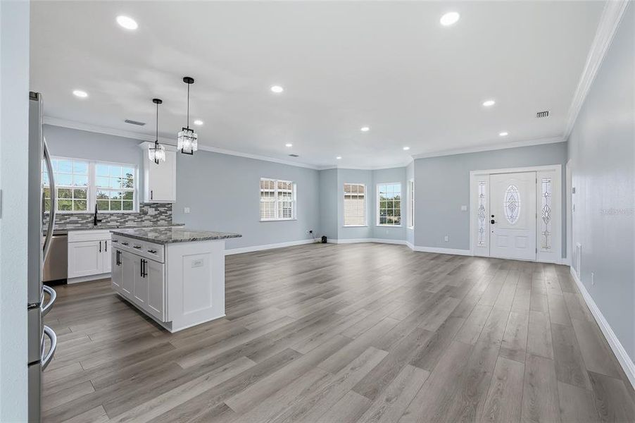 Spacious, unfurnished interior of a new home in , Tarpon Springs (Image 30).