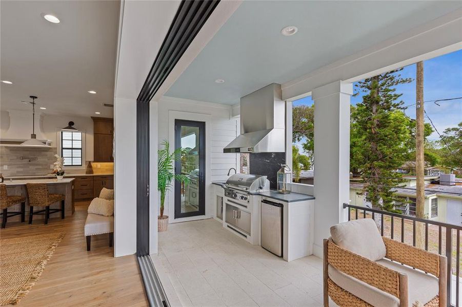 Exterior details and patio area of a home in , St. Petersburg (Image 24).