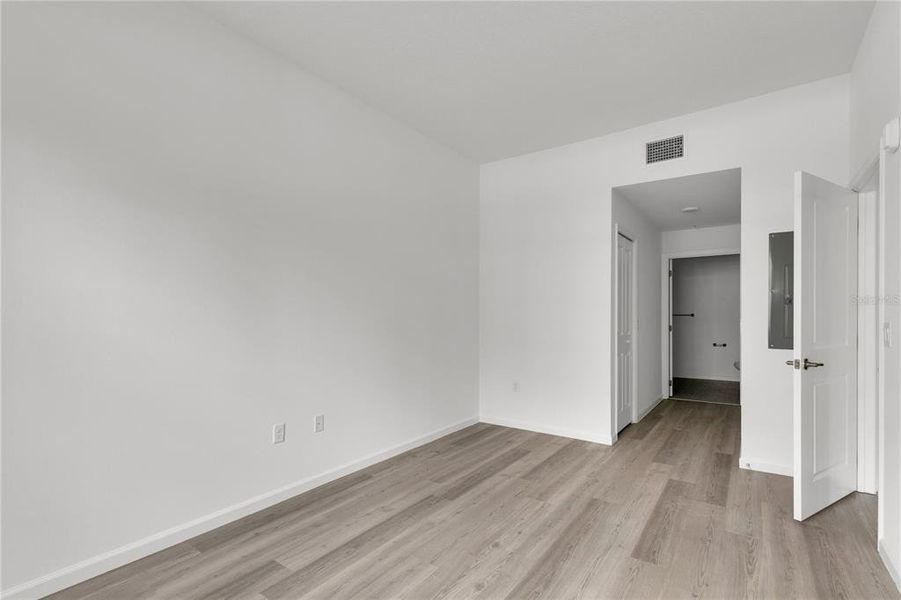 Spacious, unfurnished interior of a new home in , Orlando (Image 21).