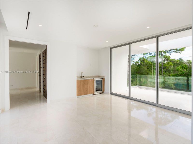 Spacious, unfurnished interior of a new home in , Pinecrest (Image 51).