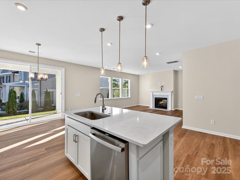 Large Central Island with Quartz Countertop.