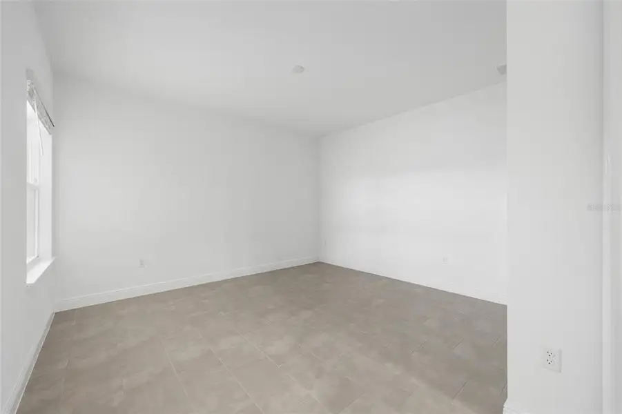 Spacious, unfurnished interior of a new home in , Ocala (Image 34).