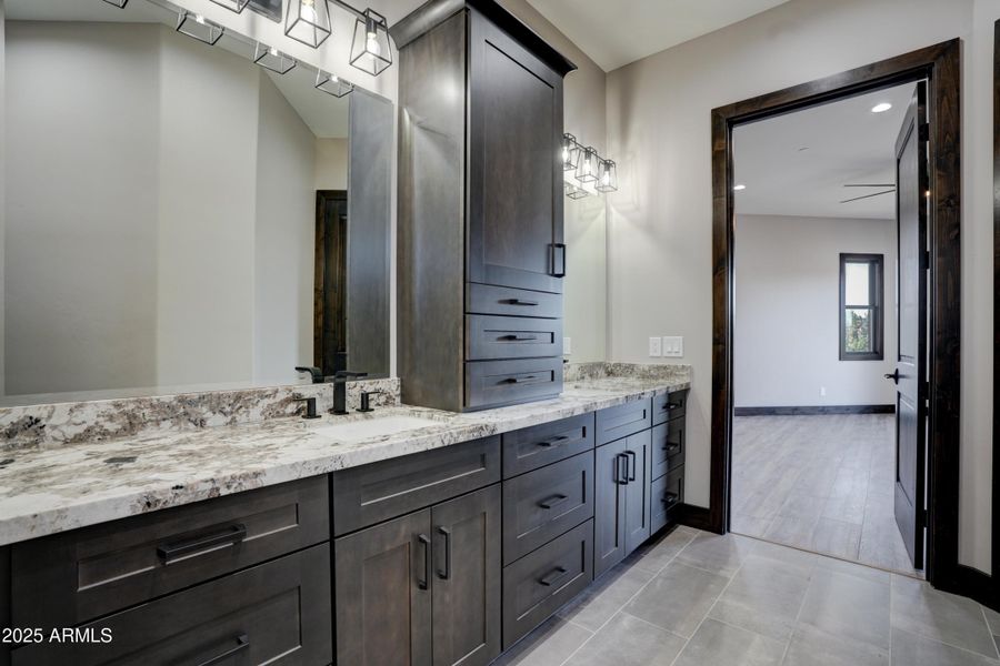 Guest Bathrom Suite1