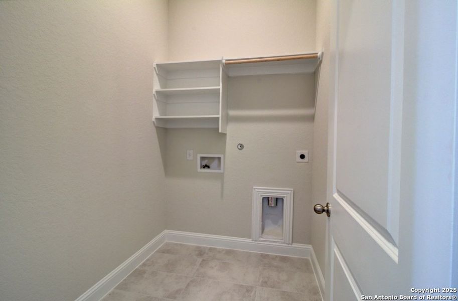 Spacious, unfurnished interior of a new home in Meyer Ranch – Premier, New Braunfels (Image 11).