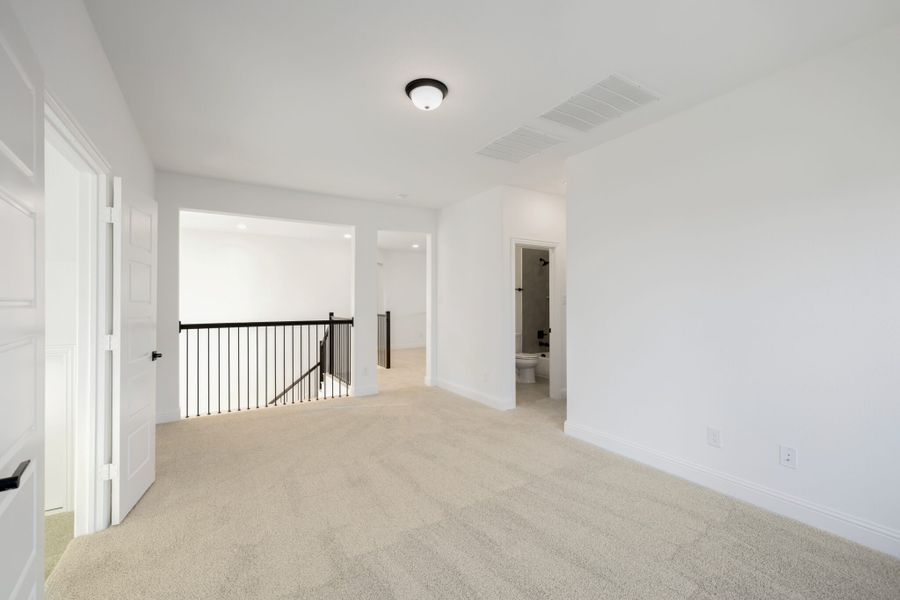 Spacious, unfurnished interior of a new home in Cambridge Crossing, Celina (Image 35).