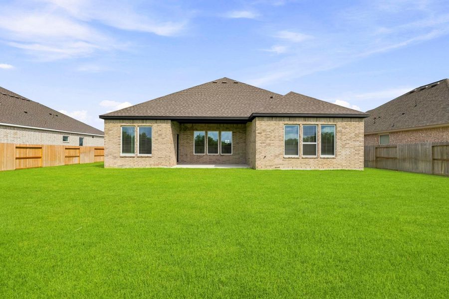Exterior details and patio area of a home in Grand Oaks, Mont Belvieu (Image 3).