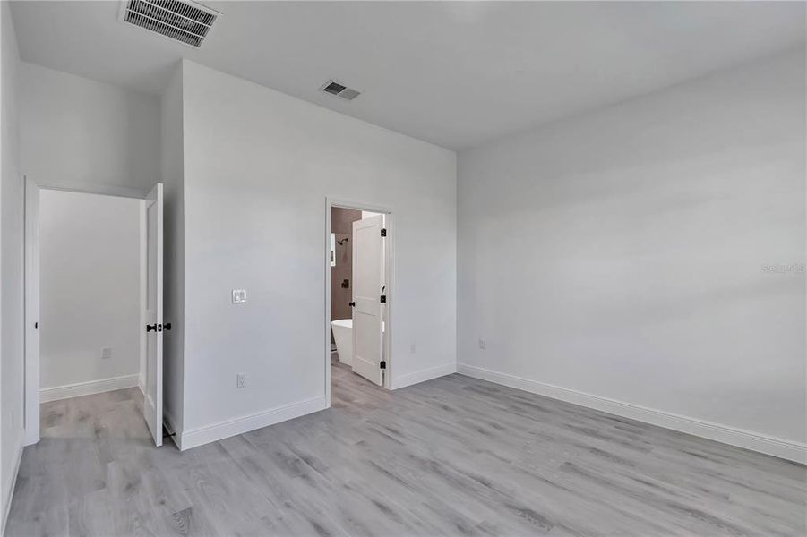 Spacious, unfurnished interior of a new home in , Ocala (Image 31).