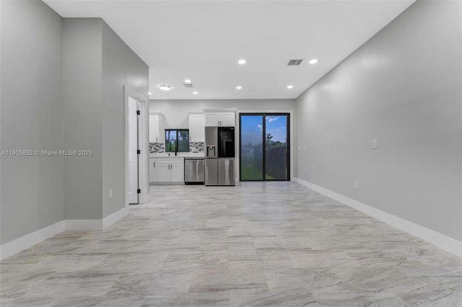 Spacious, unfurnished interior of a new home in , Miami (Image 76).