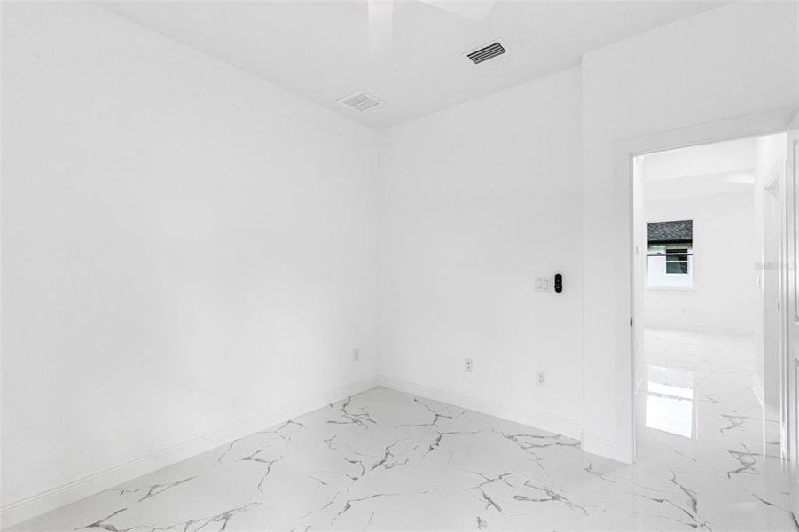 Spacious, unfurnished interior of a new home in , Tampa (Image 37).
