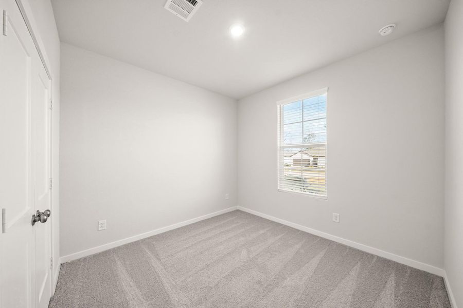 Spacious, unfurnished interior of a new home in Lakes at Crockett Martin, Conroe (Image 19).