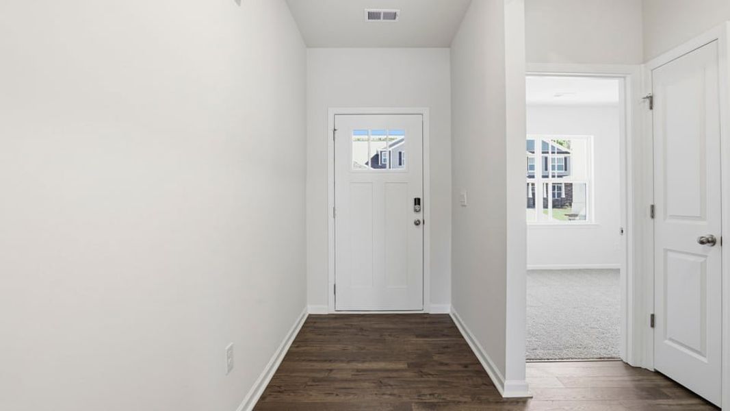 Spacious, unfurnished interior of a new home in Sage Grove, Lyman (Image 13).