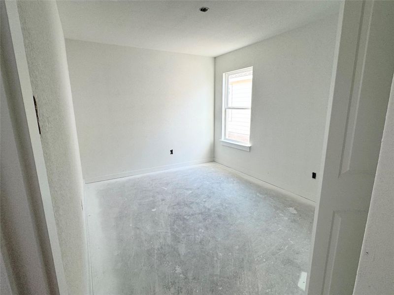 Empty room with concrete flooring