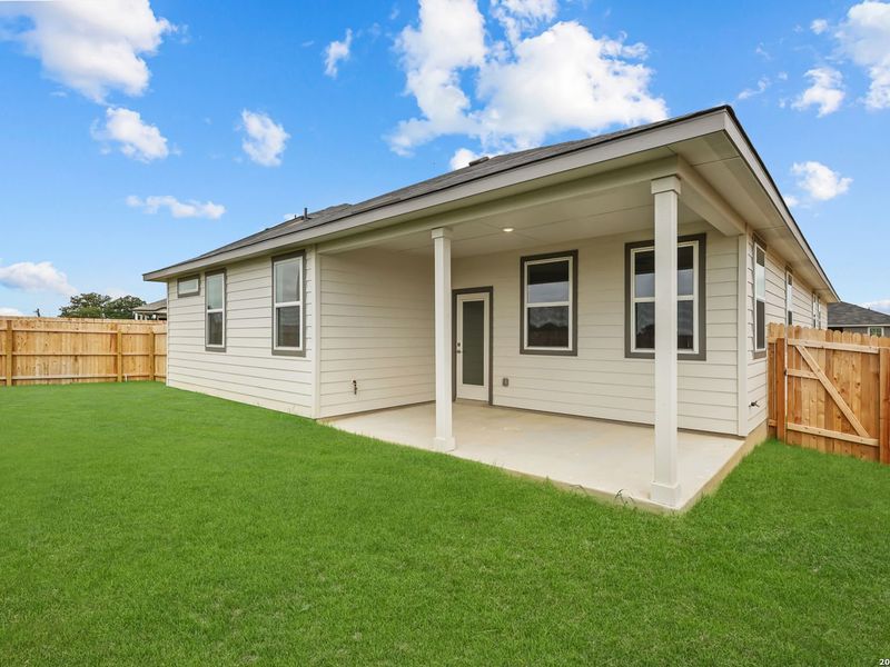 Exterior details and patio area of a home in Hickory Ridge, San Antonio (Image 4).