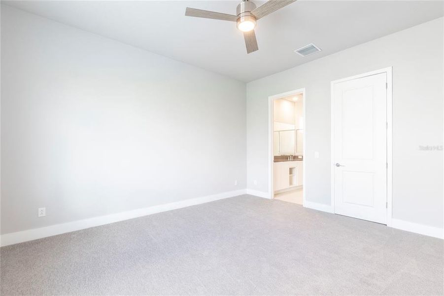 Spacious, unfurnished interior of a new home in , Reunion (Image 8).