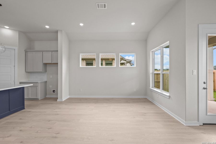 Spacious, unfurnished interior of a new home in Buffalo Crossing, Cibolo (Image 31).