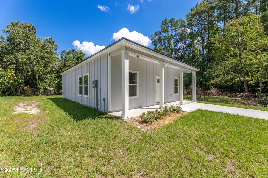 Exterior details and patio area of a home in , Jacksonville (Image 2).