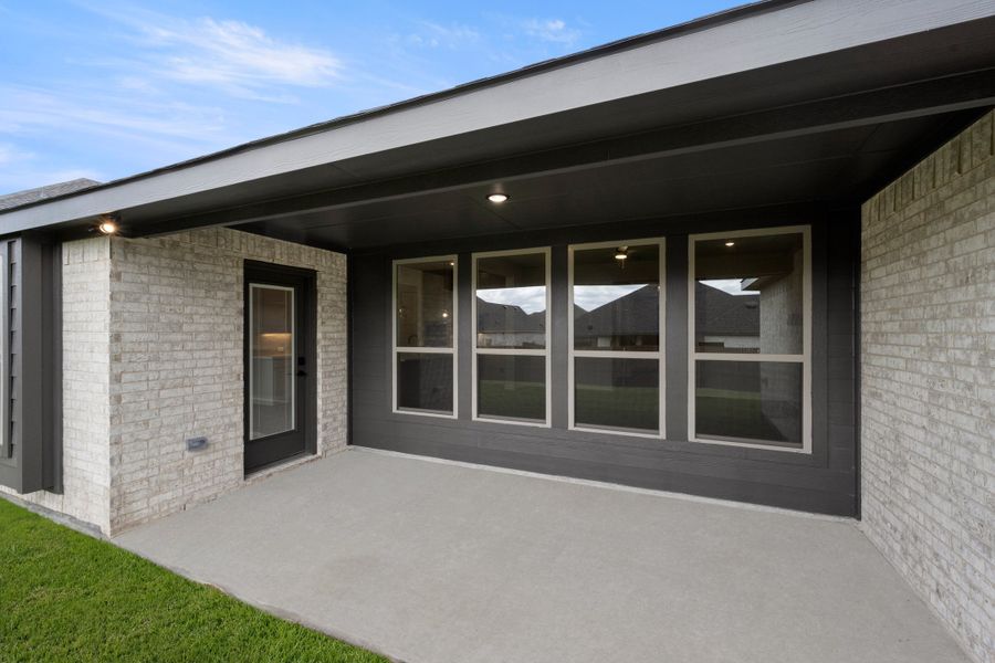 Exterior details and patio area of a home in Ridgepoint, Midlothian (Image 3).