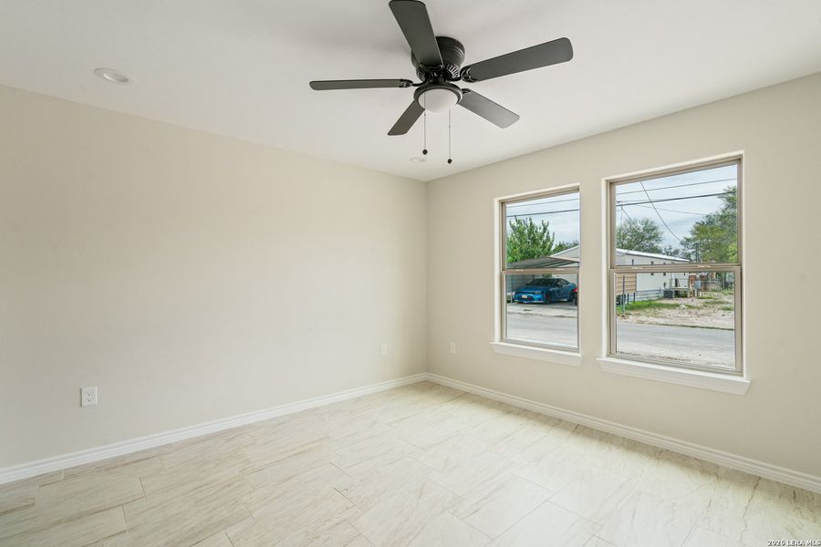Spacious, unfurnished interior of a new home in , Del Rio (Image 16).