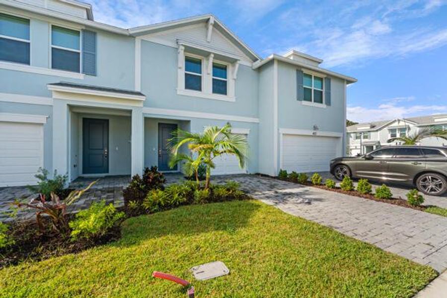 Exterior details and patio area of a home in , Fort Pierce (Image 1).