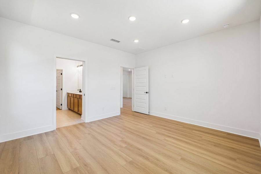 Spacious, unfurnished interior of a new home in Del Webb Barton Village, Lebanon (Image 29).