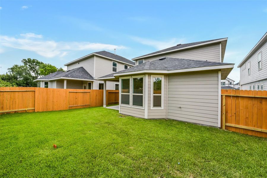 Exterior details and patio area of a home in Anderson Lake, Houston (Image 22).