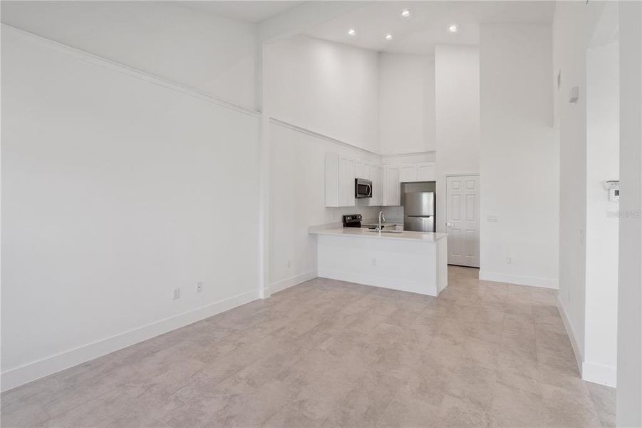 Spacious, unfurnished interior of a new home in , Kissimmee (Image 12).