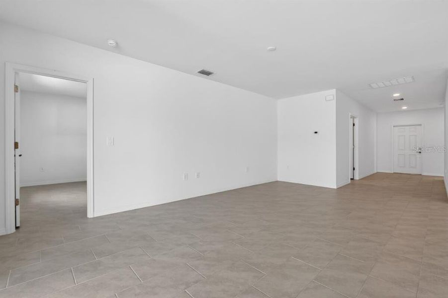 Spacious, unfurnished interior of a new home in Brighton, Venice (Image 10).
