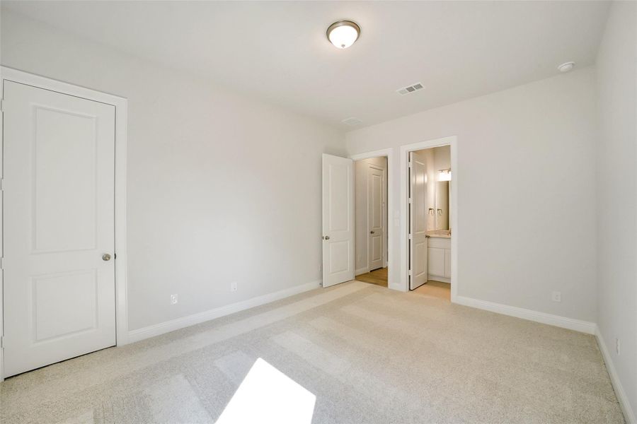 Spacious, unfurnished interior of a new home in Sienna 65', Missouri City (Image 34).