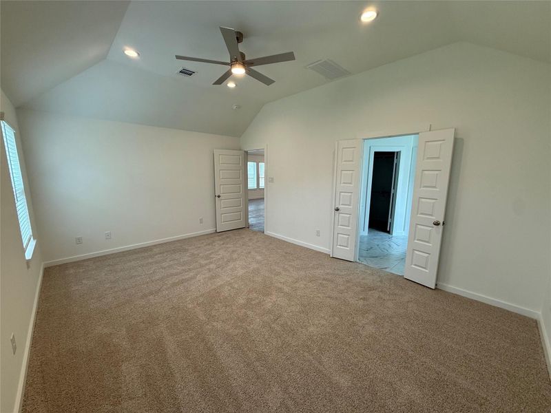 Spacious, unfurnished interior of a new home in Huntington Place, Rosharon (Image 4).