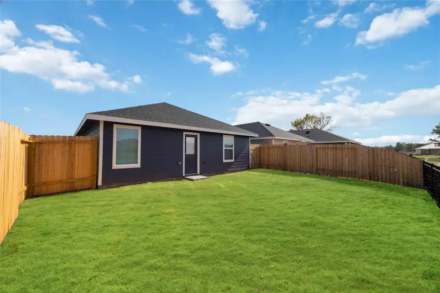 Exterior details and patio area of a home in Garver Heights, Houston (Image 3).